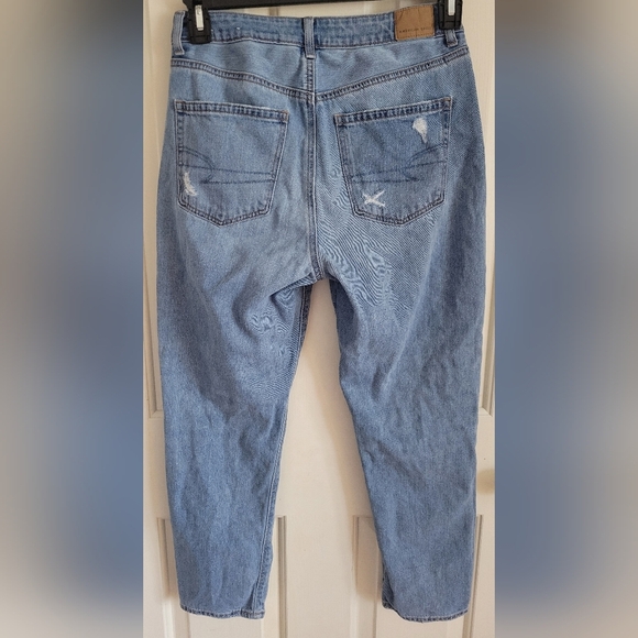 American Eagle Women's 90s Mom Jeans Distressed Size 6 Short - Picture 3 of 5